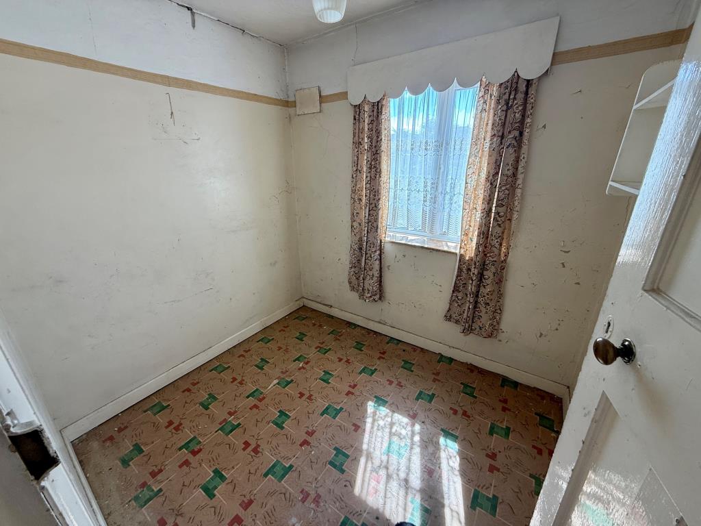 Lot: 50 - MID-TERRACE HOUSE FOR IMPROVEMENT - Bedroom three